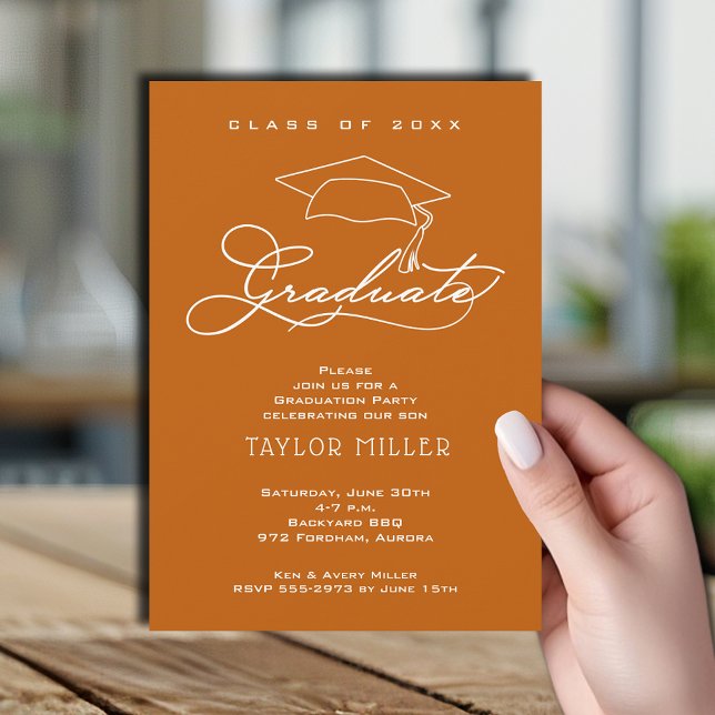 Elegant Skript - bränd Orange Studenten Inbjudningar (Elegant white script and grad hat burnt orange graduation party invitations)