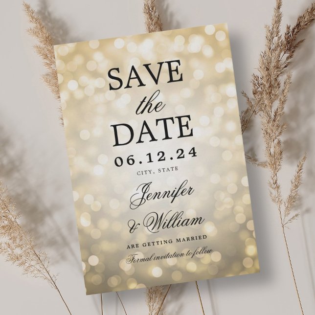 Elegant-skript Bröllop Guld Bokeh Ljus Spara Datumet (Elegant Script Wedding Gold Bokeh Lights Save The Date)