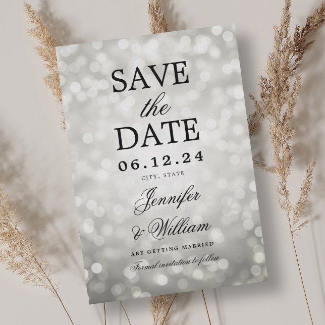 Elegant-skript Bröllop Silver Bokeh Ljus Spara Datumet (Elegant Script Wedding Silver Bokeh Lights Save The Date)