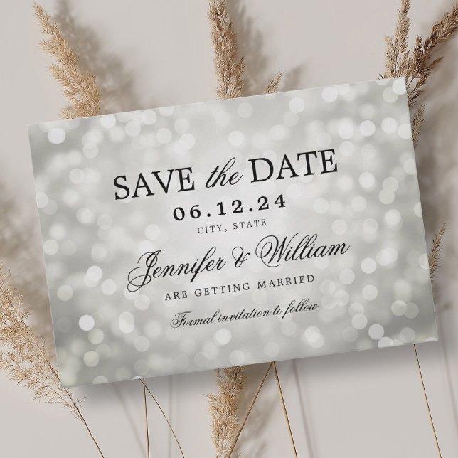 Elegant-skript Bröllop Silver Bokeh Ljus Spara Datumet (Elegant Script Wedding Silver Bokeh Lights Save The Date)