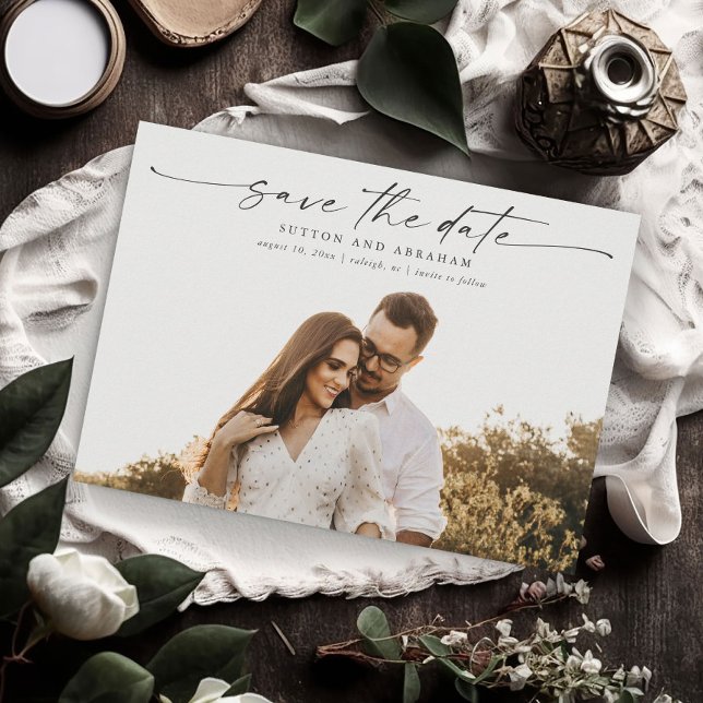 Elegant Skript Bröllopsfotografi Spara Datumet (Elegant photo wedding save the date with handwritten script typographic overlay.)