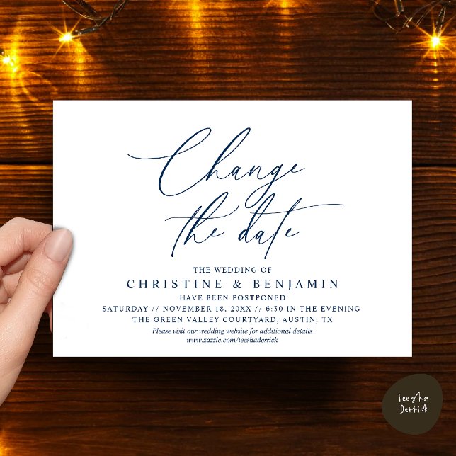 Elegant Skript Förändra Datum Bröllopet Uppskjutas Inbjudningar (Elegant Script Change the Date Wedding Postponement Invitation Card in Navy Blue)