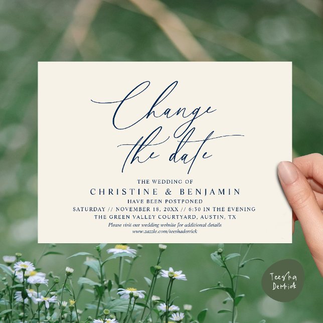 Elegant skript Förändra datum Bröllopet uppskjuts  Inbjudningar (Elegant Script Change the Date Wedding Postponement Invitation Card in Navy Blue Ivory)