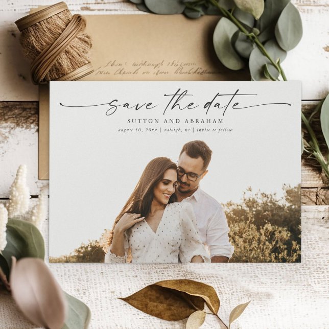 Elegant skript foto bröllop magnetisk kort (An elegant photo save the date magnetic card with modern handwritten script typographic overlay.)