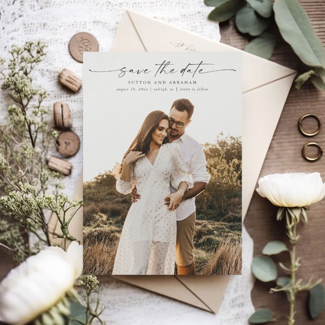 Elegant skript fotobryllop magnetkort (An elegant photo wedding save the date magnet with handwritten script and minimal typography.)