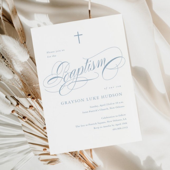 Elegant skript kalligrafi dammig blå pojkar dop inbjudningar (Elegant Script Dusty Blue Boys Baptism Invitation.)