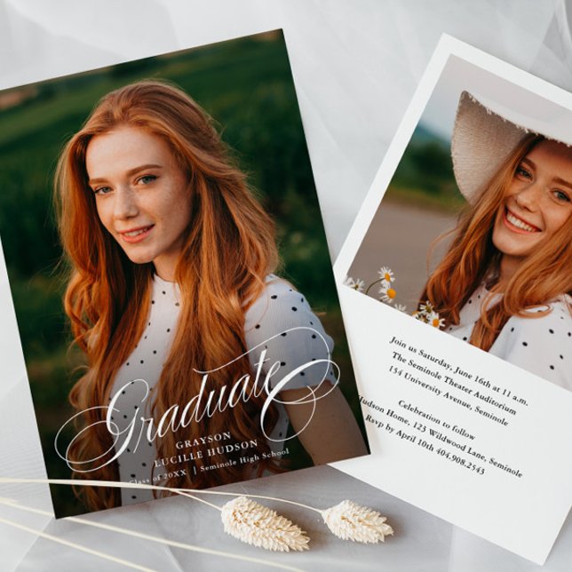 Elegant skript kalligrafi foto examen inbjudningar (Elegant Graduate Script Calligraphy 2 Photo Graduation Invitation Announcement Card.)