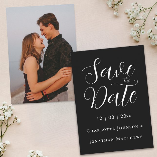 Elegant Skript Modern Bröllopsfoto Spara Datumet (Modern photo elegant script black and white wedding save the date invitation Classic chic stylish)