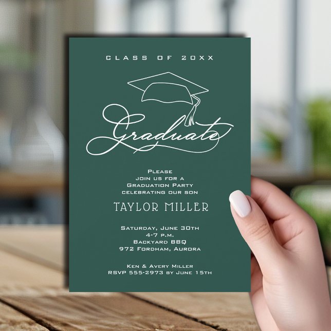 Elegant Skript Mörk grönt Studenten Inbjudningar (Elegant white script and grad hat dark green graduation party invitations)
