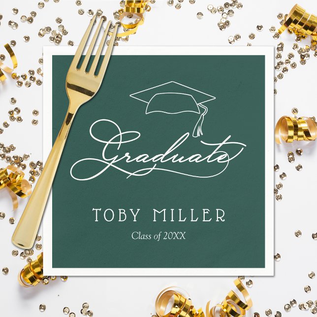 Elegant Skript Mörk grönt Studenten Napkins Pappersservett (White script grad cap on dark green personalized graduation party napkins, paper plates in our store)