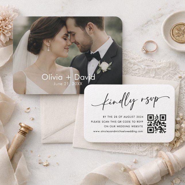 Elegant skript QR-kod RSVP bröllopskort Visitkort (Elegant wedding QR code card with modern photo collage)