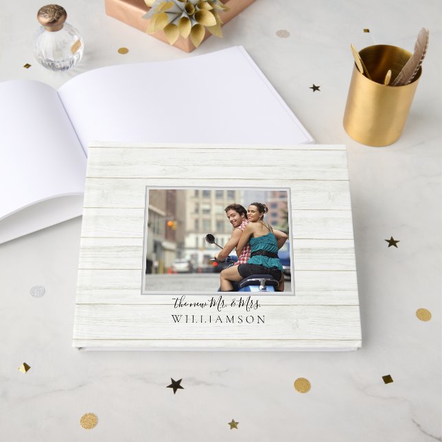 Elegant skript Rustic Wood New Mr. och Mrs. Photo Gästböcker (Framsida Öppen)