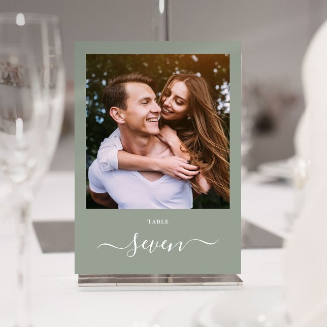 Elegant skript Salvia Grön Foto Bordskort (Elegant Script Sage Green Photo Table Number)