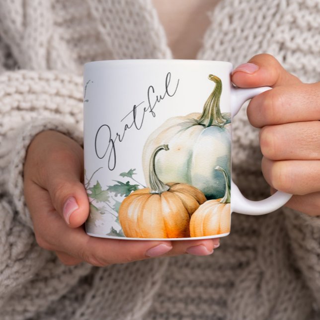 Elegant skript Tacksam Rustik Pumpa Mugg (An elegant script grateful rustic fall pumpkin nug.)