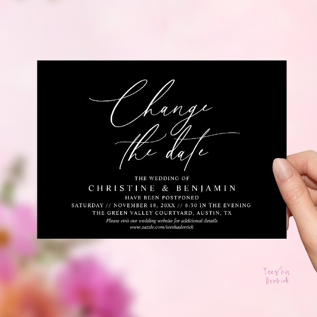 Elegant skriptbyte Ändra datum Bröllopet skjuts up Inbjudningar (Elegant Script Change the Date Wedding Postponement Invitation Card in Classy Black)