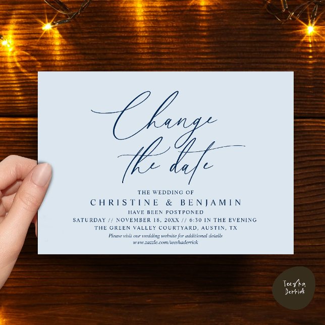Elegant skriptbyte av datum Bröllopet uppskjuts  Inbjudningar (Elegant Script Change the Date Wedding Postponement Invitation Card in Misty Navy Blue)