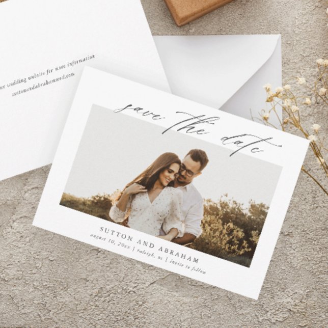 Elegant skriptfoto bröllop  spara datumet (Elegant script calligraphy photo wedding save the date announcement cards.)