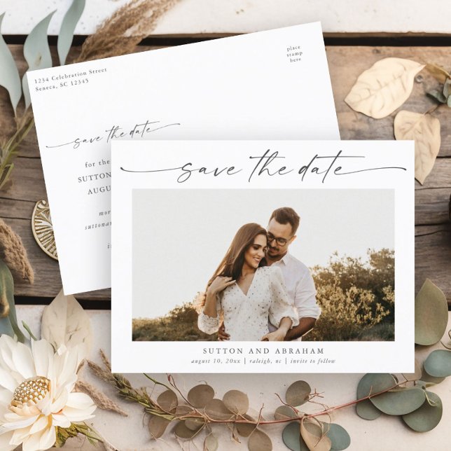Elegant skriptfoto bröllop sparadatum meddelande vykort (An elegant minimal photo wedding save the date postcard with modern handwritten script typography.)