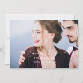 Elegant skriptfoto burgunderfärgad Save the Date-k Spara Datumet