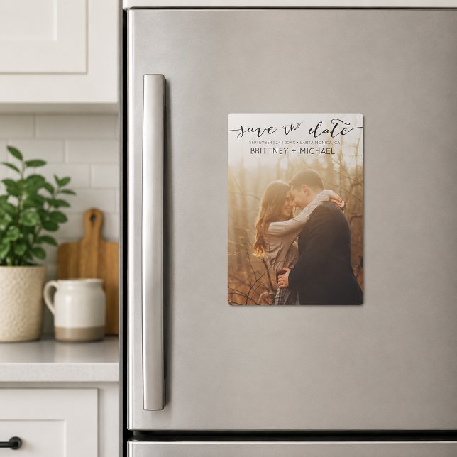 Elegant skriptfoto Spara datum Magnetisk Inbjudningskort (Elegant save the date magnet featuring modern handwritten script typography paired with a full photo)