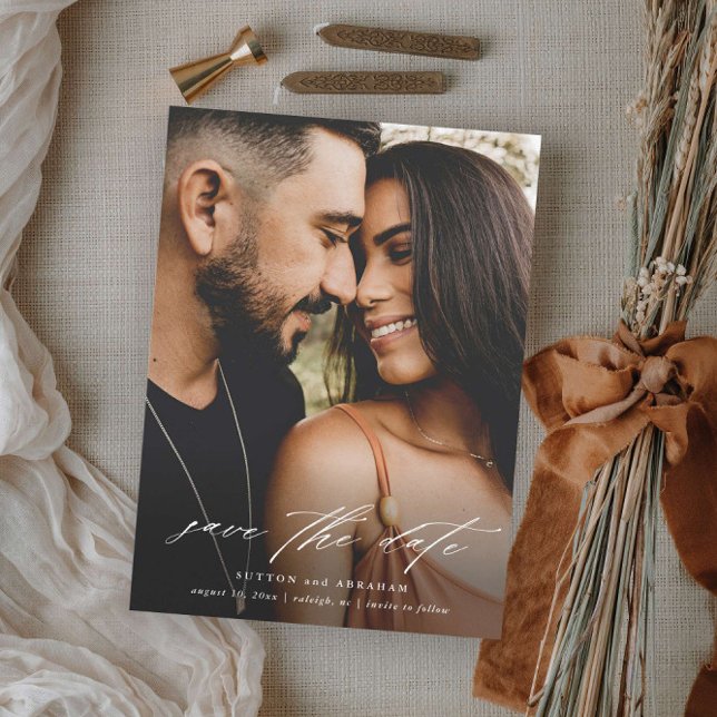 Elegant skriptfotobryllop spara datumet (Simple modern script photo wedding save the date announcement card.)