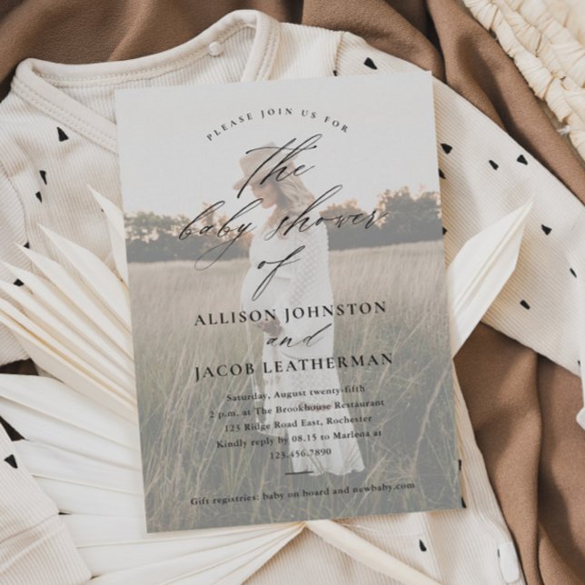Elegant skriptfotoöverlägg Par Baby Shower Inbjudningar (Elegant script couples photo baby shower invitation.)