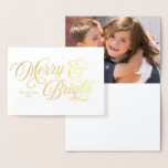 Elegant Skriptmerry och Bright med foto Folierat Kort<br><div class="desc">Det här eleganten innehåller ett fotokort som innehåller helgdag "Merry & Bright" på framsidan i guld. Anpassa det här kortet genom att ersätta platshållartexten i mallen för att lägga till information och ersätta exemplet/platshållarfotot med ett eget foto. Om du vill ha fler alternativ, t.ex. att ändra teckensnitt, storlek text /...</div>