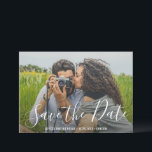 Elegant skripttypografi Modern Bröllop Spara Datumet<br><div class="desc">Modern bröllopsfotografi Spara datum-kort med en enkel design med elegant skripttypografi över ditt favorit horisontella foto. Baksidan har två fyrkantiga foton tillsammans med ditt personliga meddelande i svart och vitt.</div>
