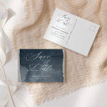 Elegant Skriptvattenfärg Tvätta Spara datum Vykort<br><div class="desc">Våra "Watercolor Tvätta"-uppsamlingsfunktioner tvättar i två färg, burgundy och blått stål med kompletterande bakgrund. Textlayouten är modern med en kombination av skript för elegant och serif-teckensnitt. Denna insamling är lämplig för bröllop runt om i firande och elegant av personliga produkter och kontorsprodukter. Sök efter fler objekt från den här samlingen...</div>