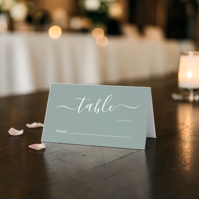 Elegant skrivstil Sage Green bröllopsbord nummer Placeringskort (Chic Script Sage Green Wedding Table Number Place Card)