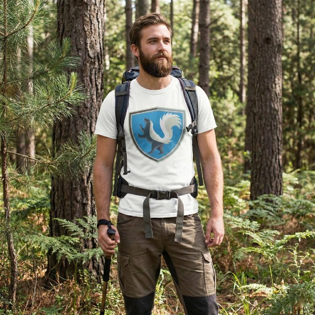 Elegant Skunk Emblem Wildlife Inspired Vapensköld T Shirt (Skapare uppladdad)