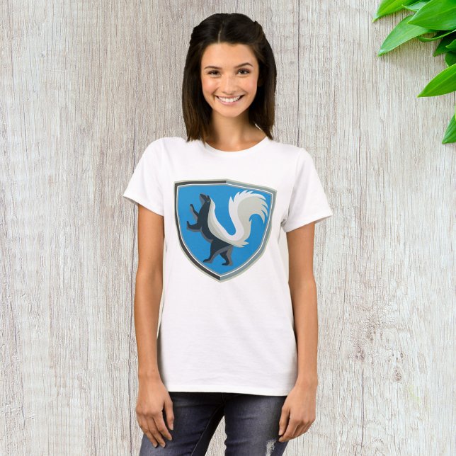 Elegant Skunk Emblem Wildlife Inspired Vapensköld T Shirt (Skapare uppladdad)