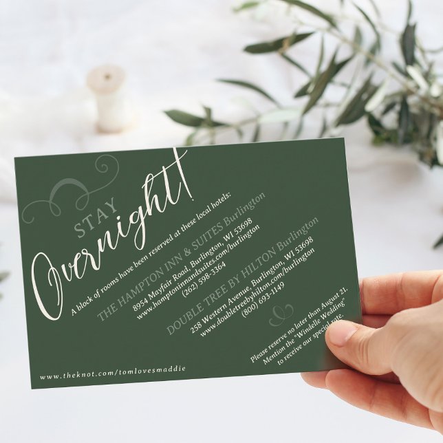 Elegant Slant skript Mörk grönt Bröllop Hotel-beva Tilläggskort (Elegant slant script  dark moss green wedding invitation hotel stay overnight accommodations insert)