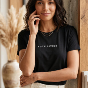 Elegant Slow Living Typografi Kvinnors Minimalisti T Shirt