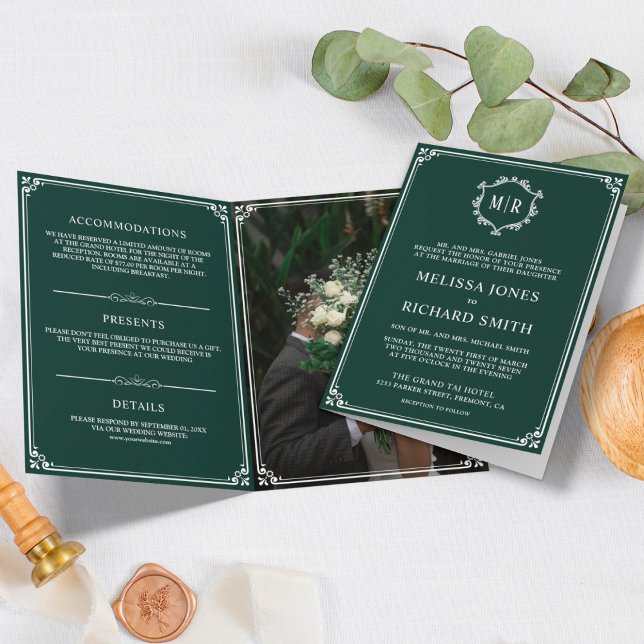 Elegant Smaragdgrön Och Vit Monogram Bröllop Inbjudan (Skapare uppladdad)