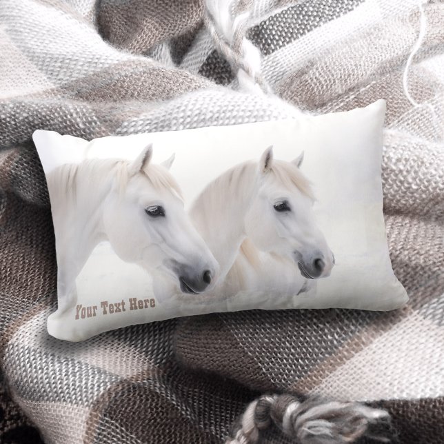 Elegant Snö White Dream Horses Lumbarkudde (Pillow featuring a dreamy painting of white horses)