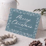 Elegant Snöflake Blue God jul non-Photo Helgkort<br><div class="desc">Elegant helgdag kort med "God jul" på framsidan i ett fet, vitt kalligrafiskt skript med vit snöflinga och gräs gren gräns på en frostig blå bakgrund. Anpassa framsidan på kortet för helgdag som inte är fotokort genom att lägga till ditt namn och året. Insidan av kortet ger utrymme för ditt...</div>
