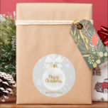 Elegant Snöflake Vit prydnadsjul Runt Klistermärke<br><div class="desc">En elegant vit Julgran-dekoration på en lätt grått-bakgrund fylld med snöflingor finns på dessa helgdag. ***ALLA STICKER FORMER skapas redan för dig i vår butik. Om du vill anpassa ytterligare klickar du på knappen "Anpassa" och ändrar sedan mallen genom att klicka på länken Anpassa ytterligare. Du kan ändra all text,...</div>
