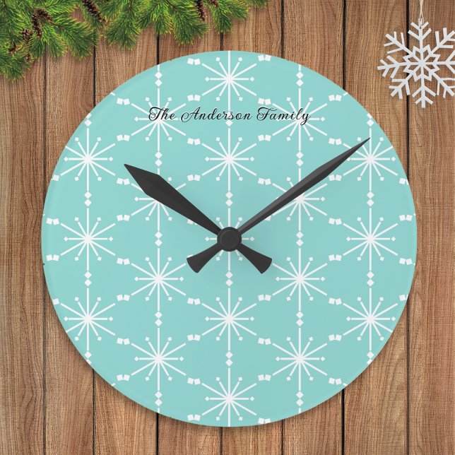 Elegant snöflingemönstrad personlig modern rund klocka (A wall clock in light turquoise with geometric snowflakes pattern, personalized with a name)