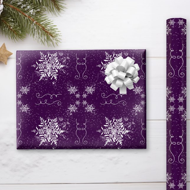 Elegant Snöflingor på Lila Ametyst Presentpapper (This deep Purple Amethyst Wrapping Paper with Gentle Snowflakes creates elegance under your tree!)