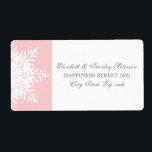 Elegant snöflumma rosa, vitt vinterbröllop fraktsedel<br><div class="desc">Snöflammande rosa,  vit vinterbröllopsmärkning,  med en vit snöflake på mjuk rosa bakgrund. Ett val av perfekt för sommarstuga i julafton i december bröllop. Lite inslag från vectorportal.com. Denna moderna bröllop-malldesign är helt och hållet anpassade som kan vara personlig och som ingår i en uppsättning bröllop. Färg: Rosa,  vit,  grått/grått.</div>