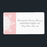 Elegant snöflumma rosa, vitt vinterbröllop fraktsedel<br><div class="desc">Snöflammande rosa,  vit vinterbröllopsmärkning,  med en vit snöflake på mjuk rosa bakgrund. Ett val av perfekt för sommarstuga i julafton i december bröllop. Lite inslag från vectorportal.com. Denna moderna bröllop-malldesign är helt och hållet anpassade som kan vara personlig och som ingår i en uppsättning bröllop. Färg: Rosa,  vit,  grått/grått.</div>