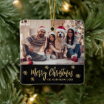 Elegant Snowflake Black och Guld Photo jul Julgransprydnad Keramik<br><div class="desc">Modern Elegant Script Snowflake Black och Guld Photo God jul Script Helgdag Ceramic Ornament. Innehåller en) text för fotomallen "God jul". Texten "God jul" hälsning är skriven i ett vackert, visstiskt typsnitt och runt guld snöflingor på svart bakgrund i färg. Den här keramiska prydnadsgåvan till din familj och dina vänner...</div>