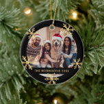 Elegant Snowflake Black och Guld Photo jul Julgransprydnad Keramik<br><div class="desc">Elegant Modern Snowflake Black och Guld Photo jul Keramic Ornament Helgdag. Har (en) fotomall runt guld snöflingor,  familjen namn och året på svart bakgrund från färg. Den här keramiska prydnadsgåvan till din familj och dina vänner i julens Julhelg.</div>
