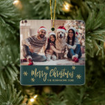 Elegant Snowflake Grönt och Guld Photo jul Julgransprydnad Keramik<br><div class="desc">Modern Elegant-skript Snowflake-Grönt och Guld Photo God jul-skript Helgdag Ceramic Ornament. Innehåller en) text för fotomallen "God jul". Texten "God jul" hälsning är skriven i ett vackert,  visstiskt typsnitt och runt guld snöflingor på grönt färg. Den här keramiska prydnadsgåvan till din familj och dina vänner i julens Julhelg.</div>