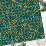 Elegant Snowflake Mönster-Grönten Guld Presentpapper<br><div class="desc">Snyggt och elegant vinterinnertemat pappert för jul eller helgdag. Den här chicen har sammankopplade blomformer, hjärtformade petaler och dekorativt snöflingor. En sömlös mönster, med faux guld glitter-effekt mot gröntens bakgrund. Du kan också ändra "bakgrunden" i färg genom att använda funktionen "Redigera med design verktyg". Ett mångsidigt presentbyte som skulle ge...</div>