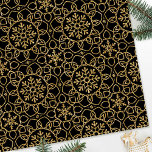 Elegant Snowflake Mönster jul Black Guld Presentpapper<br><div class="desc">Snyggt och elegant vinterinnertemat pappert för jul eller helgdag. Den här chicen har sammankopplade blomformer, hjärtformade petaler och dekorativt snöflingor. En sömlös mönster, med faux guld glitter-effekt mot svart bakgrund. Du kan också ändra "bakgrunden" i färg genom att använda funktionen "Redigera med design verktyg". Ett mångsidigt presentbyte som skulle ge...</div>