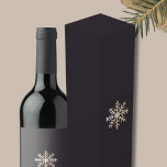 Elegant Snowflake-Presentask för Vinflaska Presentask För Vinflaska<br><div class="desc">Öka din helgdag med vår Elegant Snowflake Presentask för Vinflaska. Den här förbluffande lådan har en fängslande utformning av borstat metallchampagne snöflingor mot bakgrund av rikens mörk på både framsidan och baksidan, vilket skapar en utmärkt presentation för dina vin-presentationer. Eleganten och det festliga mönster lägger till en liten bit charm...</div>