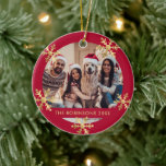 Elegant Snowflake Red och Guld Photo jul Julgransprydnad Keramik<br><div class="desc">Modern Elegant Script Snowflake Red och Guld Photo God jul Script Helgdag Ceramic Ornament. Med (en) fotomall med ett cirkelfamiljfoto,  runt guld snöflingor på röd färg-bakgrund. Den här keramiska prydnadsgåvan till din familj och dina vänner i julens Julhelg.</div>