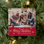 Elegant Snowflake Red och Guld Photo jul Julgransprydnad Keramik<br><div class="desc">Modern Elegant Script Snowflake Red och Guld Photo God jul Script Helgdag Ceramic Ornament. Innehåller en) text för fotomallen "God jul". Texten "God jul" hälsning är skriven i ett vackert, visstiskt typsnitt och runt guld snöflingor på röd färg-bakgrund. Den här keramiska prydnadsgåvan till din familj och dina vänner i julens...</div>